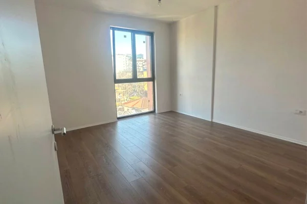 AMBIENT ME QIRA GALERIA ROMA |   RRUGA E KAVAJËS 