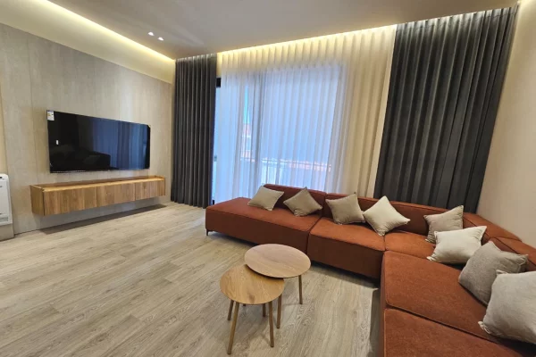 Shtepi me qera Apartament ne Tirane, 2+1, Mobilimi Pjeserisht e mobiluar, Pagesa 1,500  Euro.
