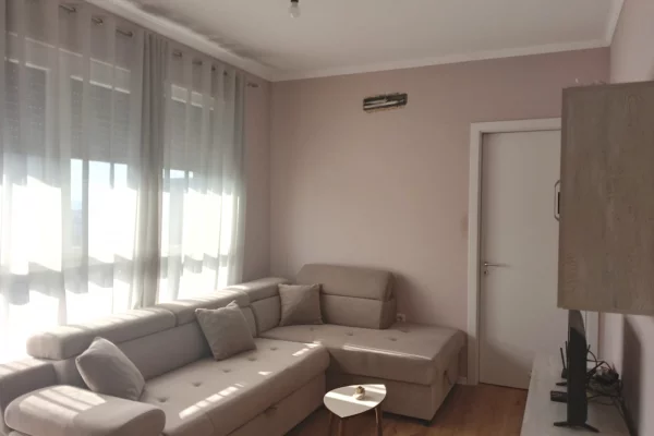 Shtepi me qera Apartament ne Tirane, 1+1, Mobilimi E mobiluar, Pagesa 500  Euro.