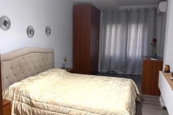 Shtepi me qera Apartament ne Tirane, 2+1, Mobilimi E mobiluar, Pagesa 100,000  Leke.