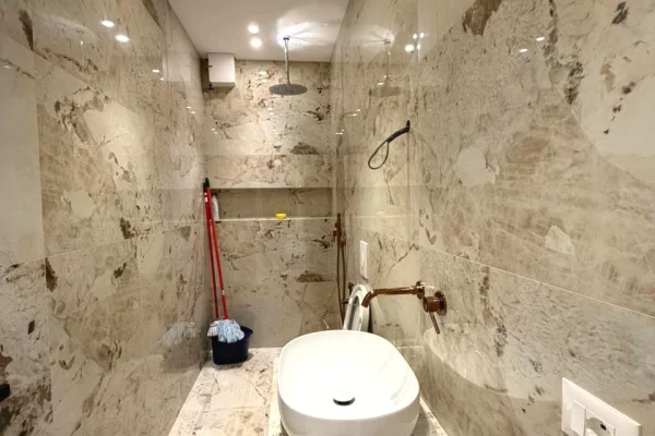 Shtepi me qera Apartament ne Tirane, 2+1, Mobilimi E mobiluar, Pagesa 80,000  Leke.