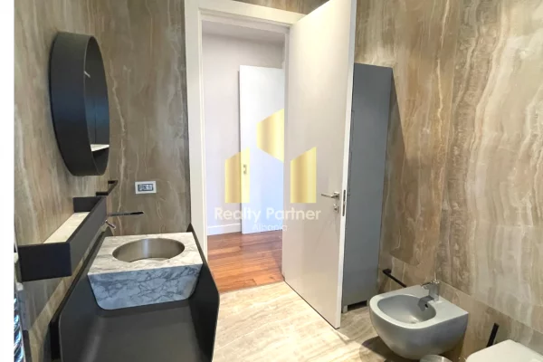 Shtepi me qera Apartament ne Tirane, 3+1, Mobilimi E mobiluar, Pagesa 2,880  Euro.