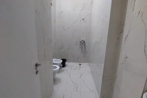 Ambiente Commerciale in Affitto 3+1 a Tirana - 850 Euro