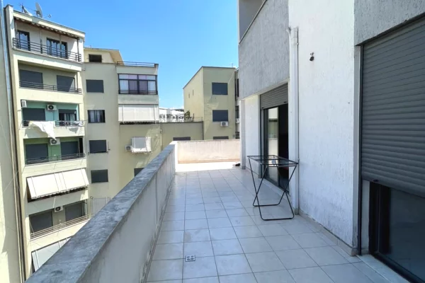 Shtepi ne shitje Apartament ne Tirane, 1+1, Mobilimi E mobiluar, Pagesa 122,000  Euro.