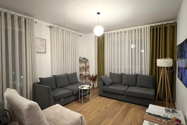 Shtepi me qera 2+1 ne Tirane - 90,000 Leke