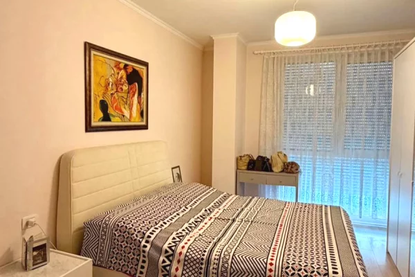 Shtepi me qera Apartament ne Tirane, 1+1, Mobilimi Pjeserisht e mobiluar, Pagesa 60,000  Leke.
