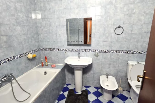 Shtepi me qera Apartament ne Tirane, 2+1, Mobilimi E mobiluar, Pagesa 70,000  Leke.