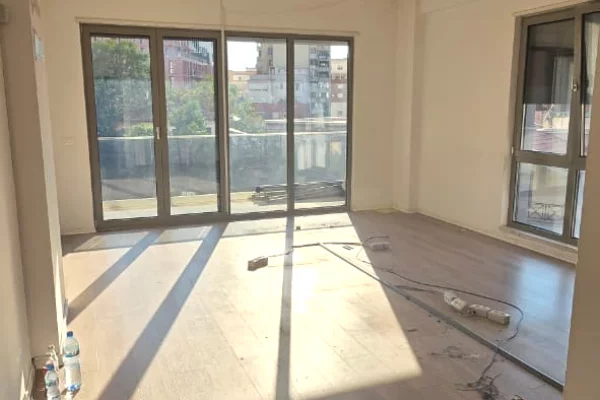 Ambient biznesi me qera 3+1 ne Tirane - 140,000 Leke