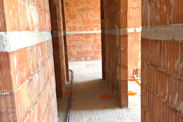 Shtepi ne shitje Apartament ne Tirane, 2+1, Mobilimi Bosh, pa mobiluar, Pagesa 115,100  Euro.