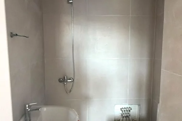 Shtepi ne shitje Apartament ne Tirane, 2+1, Mobilimi Bosh, pa mobiluar, Pagesa 135,000  Euro.