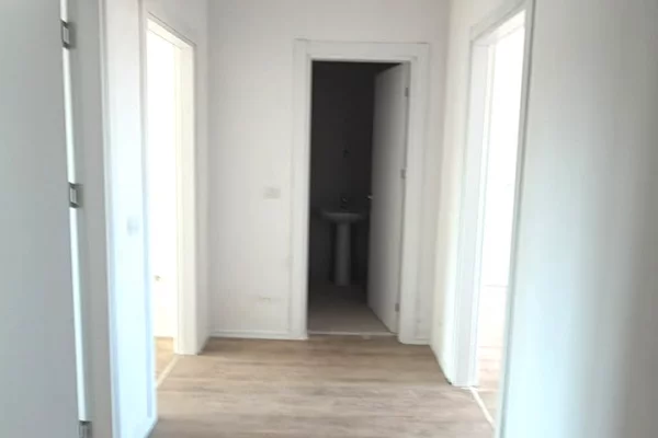 Shtepi ne shitje Apartament ne Tirane, 2+1, Mobilimi Bosh, pa mobiluar, Pagesa 135,000  Euro.
