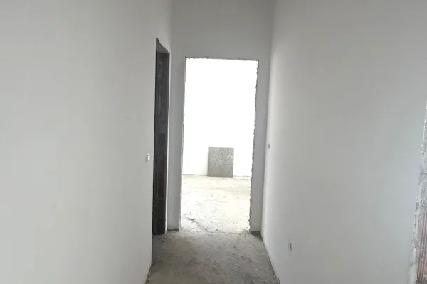 Shtepi ne shitje Apartament ne Tirane, 1+1, Mobilimi Bosh, pa mobiluar, Pagesa 190,000  Euro.