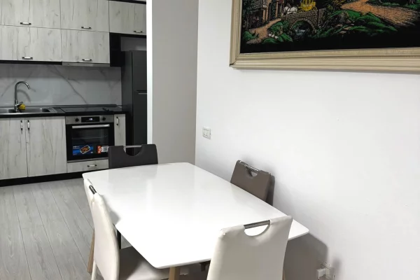Shtepi me qera Apartament ne Tirane, 2+1, Mobilimi E mobiluar, Pagesa 75,000  Leke.