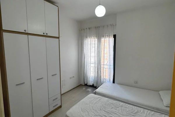 Shtepi me qera Apartament ne Tirane, 2+1, Mobilimi E mobiluar, Pagesa 75,000  Leke.