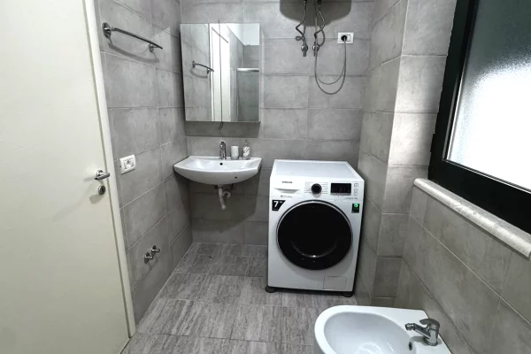 Shtepi me qera Apartament ne Tirane, 2+1, Mobilimi E mobiluar, Pagesa 75,000  Leke.