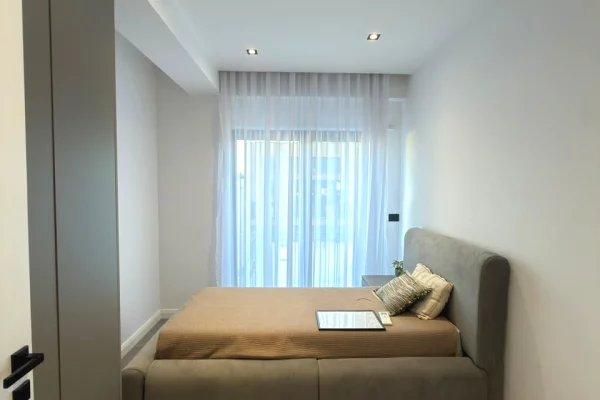 Shtepi me qera Apartament ne Tirane, 3+1, Mobilimi E mobiluar, Pagesa 1,700  Euro.