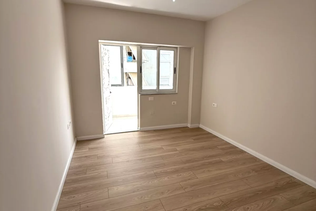 Shtepi ne shitje Apartament ne Tirane, 1+1, Mobilimi Bosh, pa mobiluar, Pagesa 122,000  Euro.