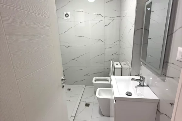 Shtepi ne shitje Apartament ne Tirane, 1+1, Mobilimi Bosh, pa mobiluar, Pagesa 122,000  Euro.