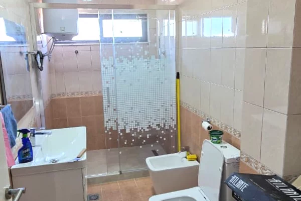 Shtepi me qera Apartament ne Tirane, 2+1, Mobilimi E mobiluar, Pagesa 80,000  Leke.