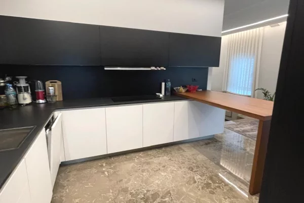 Shtepi ne shitje Vila Luksoze ne Tirane, 4+1, Mobilimi E mobiluar, Pagesa 1,300,000  Euro.