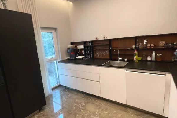 Shtepi ne shitje Vila Luksoze ne Tirane, 4+1, Mobilimi E mobiluar, Pagesa 1,300,000  Euro.