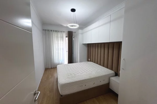 Shtepi me qera Apartament ne Tirane, 3+1, Mobilimi E mobiluar, Pagesa 2,300  Euro.