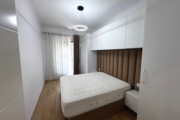 Shtepi me qera Apartament ne Tirane, 3+1, Mobilimi E mobiluar, Pagesa 2,300  Euro.