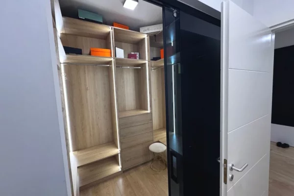 Shtepi me qera Apartament ne Tirane, 3+1, Mobilimi E mobiluar, Pagesa 2,300  Euro.