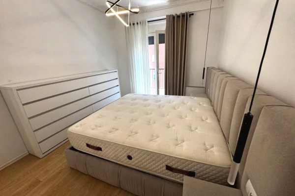 Shtepi me qera Apartament ne Tirane, 3+1, Mobilimi E mobiluar, Pagesa 2,300  Euro.