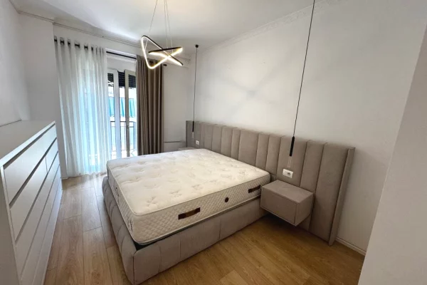 Shtepi me qera Apartament ne Tirane, 3+1, Mobilimi E mobiluar, Pagesa 2,300  Euro.