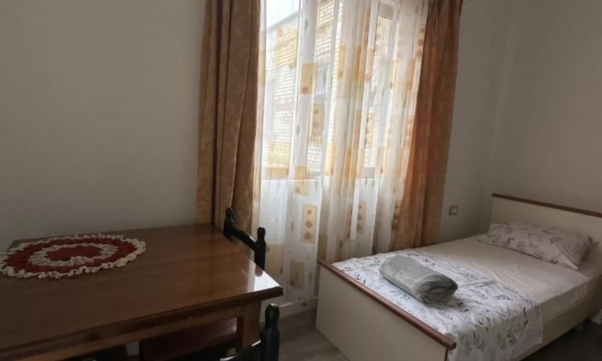 Shtepi me qera Shtepi Private ne Tirane, 1+1, Mobilimi E mobiluar, Pagesa 450  Euro.