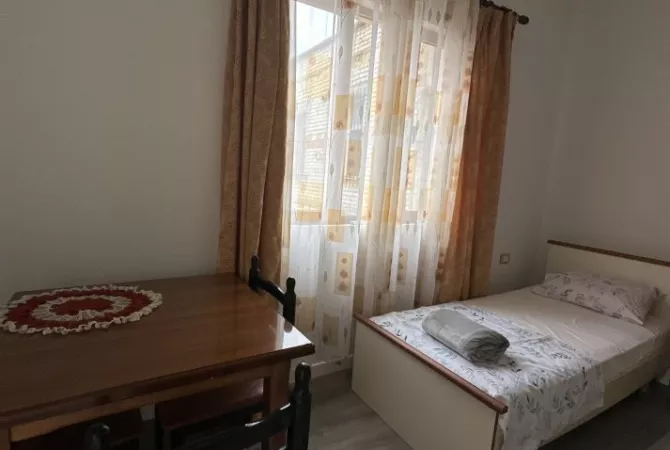 Jepet shtepi me qera ne zog te zi mbas er petrol