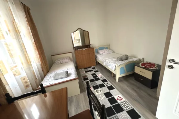 Shtepi me qera Shtepi Private ne Tirane, 1+1, Mobilimi E mobiluar, Pagesa 45,000  Leke.