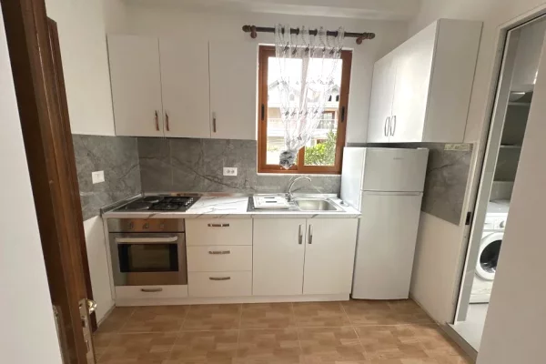 Shtepi me qera Shtepi Private ne Tirane, 1+1, Mobilimi E mobiluar, Pagesa 45,000  Leke.