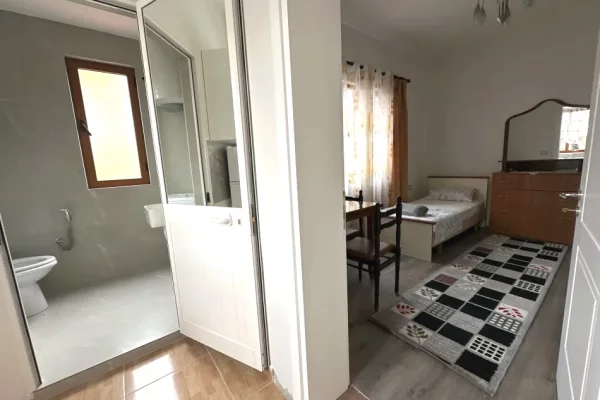 Shtepi me qera Shtepi Private ne Tirane, 1+1, Mobilimi E mobiluar, Pagesa 45,000  Leke.