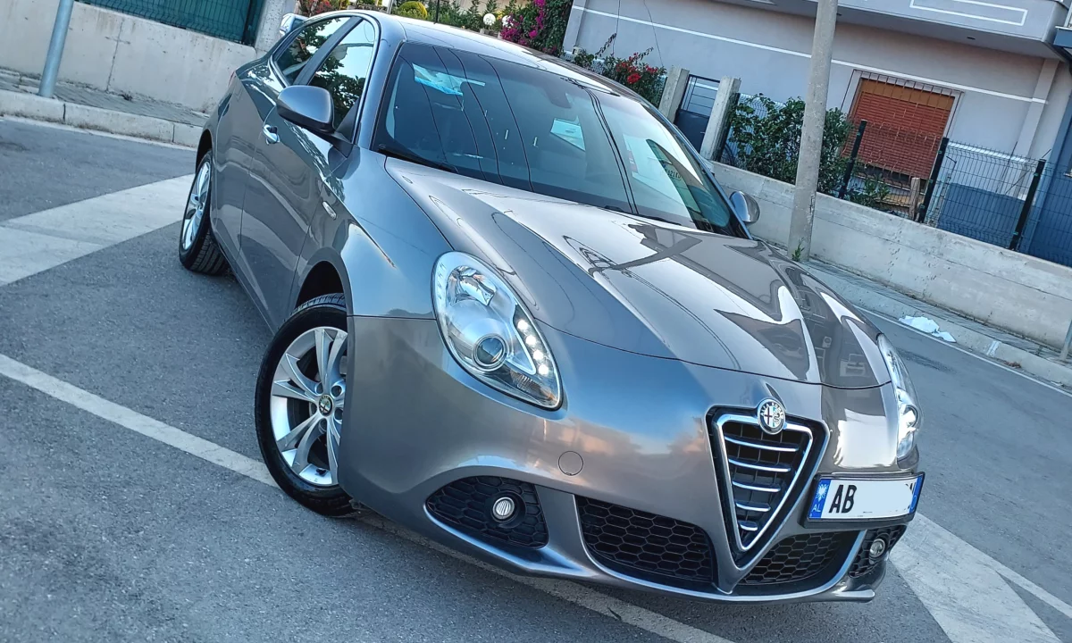 Auto in Vendita a Valona, Alfa Romeo, 2013 Diesel,Kambio Manual Pagamento 570,000  Leke.