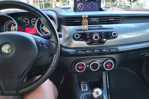 Auto in Vendita a Valona, Alfa Romeo, 2013 Diesel,Kambio Manual Pagamento 570,000  Leke.