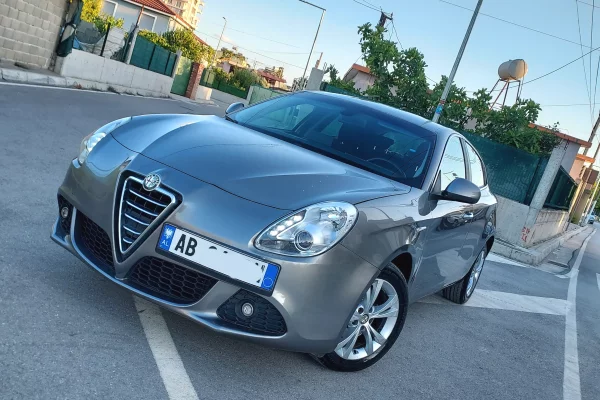 Auto in Vendita a Valona, Alfa Romeo, 2013 Diesel,Kambio Manual Pagamento 570,000  Leke.