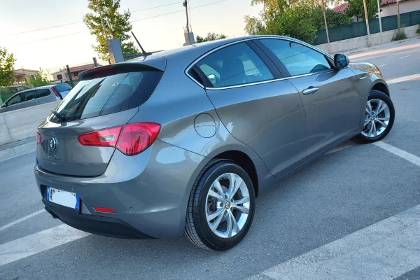 Auto in Vendita a Valona, Alfa Romeo, 2013 Diesel,Kambio Manual Pagamento 570,000  Leke.