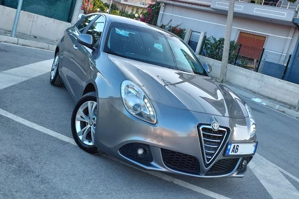 Auto in Vendita a Valona - 570,000 Leke