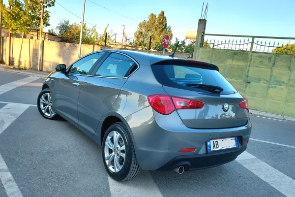 Auto in Vendita a Valona - 570,000 Leke