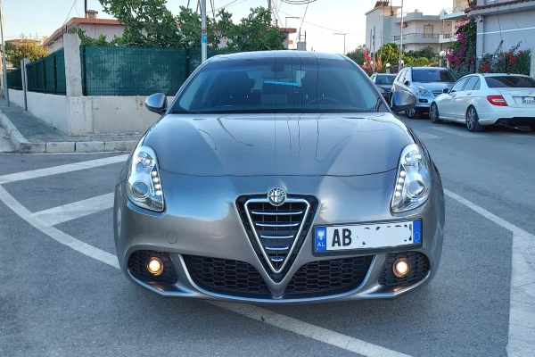 Auto in Vendita a Valona - 570,000 Leke