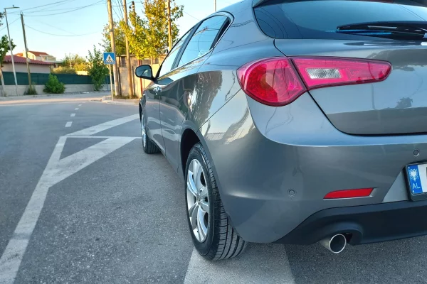 Auto in Vendita a Valona, Alfa Romeo, 2013 Diesel,Kambio Manual Pagamento 570,000  Leke.