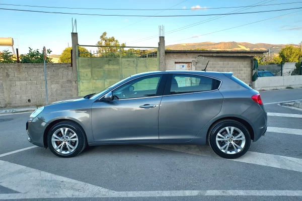 Auto in Vendita a Valona, Alfa Romeo, 2013 Diesel,Kambio Manual Pagamento 570,000  Leke.