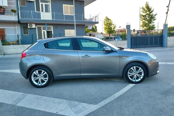 Auto in Vendita a Valona, Alfa Romeo, 2013 Diesel,Kambio Manual Pagamento 570,000  Leke.