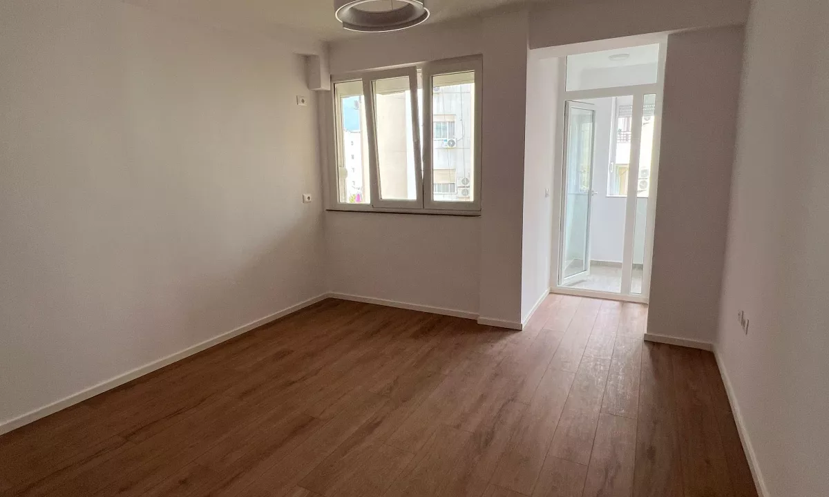 Shtepi ne shitje Apartament ne Tirane, 1+1, Mobilimi Bosh, pa mobiluar, Pagesa 102,000  Euro.