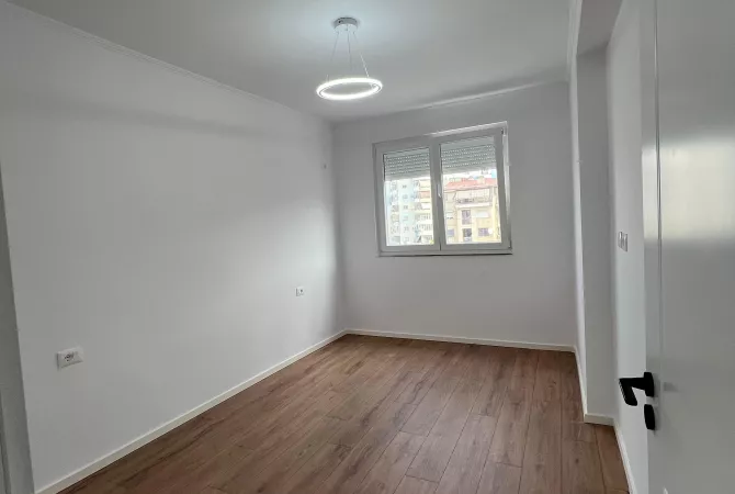 Shtepi ne shitje Apartament ne Tirane, 1+1, Mobilimi Bosh, pa mobiluar, Pagesa 117,001  Euro.