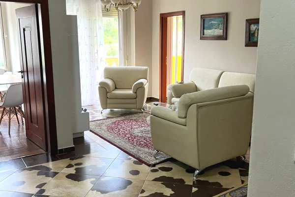 Shtepi me qera 2+1 ne Tirane - 420 Euro