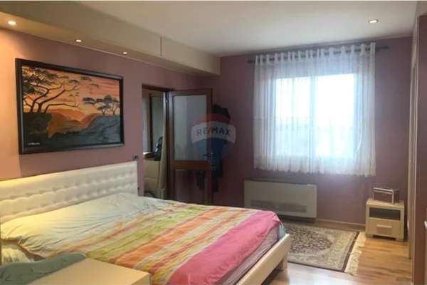 Shtepi ne shitje Apartament ne Tirane, 2+1, Mobilimi E mobiluar, Pagesa 180,000  Euro.