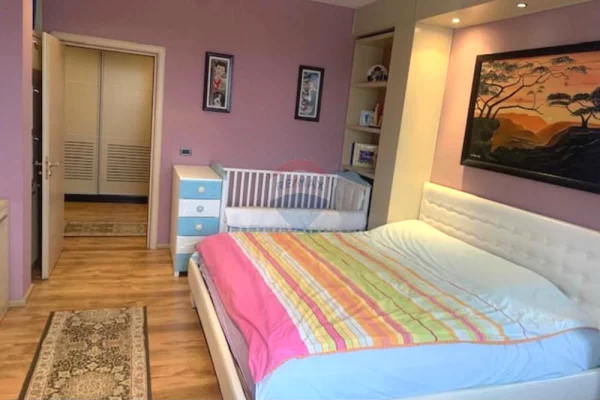 Shtepi ne shitje Apartament ne Tirane, 2+1, Mobilimi E mobiluar, Pagesa 180,000  Euro.